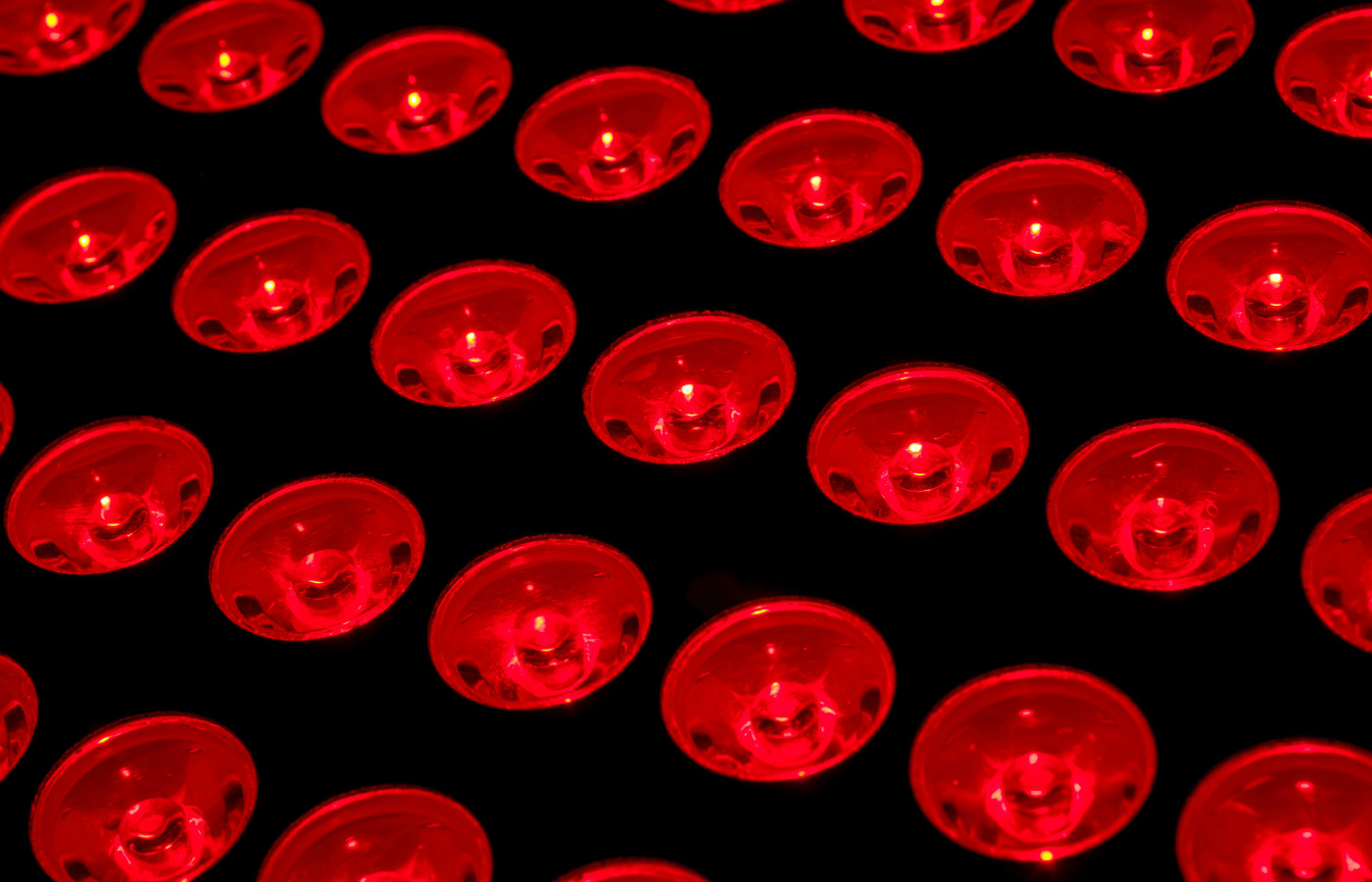 image of multiple red light therapy bulbs in a pattern
